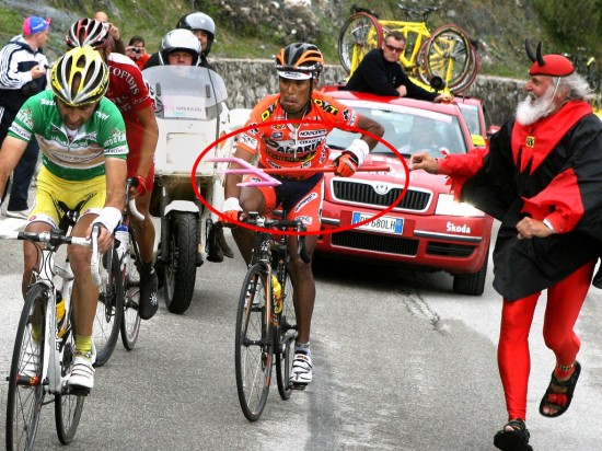 STIKK: Mexicanske Julio Alberto Pérez brukte djevelens relativt harmløse høygaffel mot Leonardo Piepoli under Giro d\Italai i 2007.