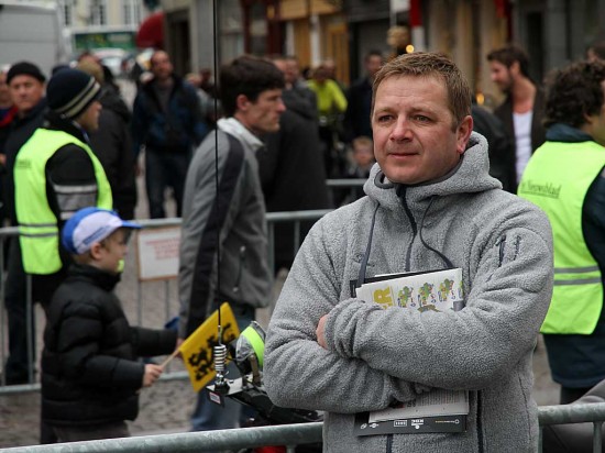 VENTER SPENT: Gino Van Oudenhove. Her før starten av Flandern rundt.
