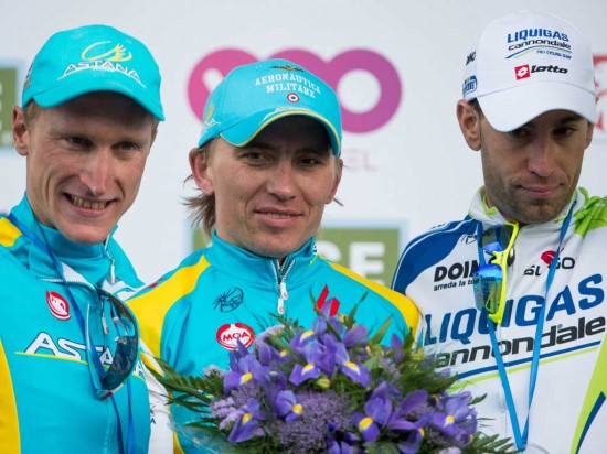 KASTET UT: Astana ble vist på dør av MPCC, men det var ikke på grunn av Maxim Iglinskijs (i midten) positive dopingprøve, men at de nektet å ta Lars Boom ut av konkurranse. Nederlenderen hadde lave kortisolverdier ved starten av Tour de France. FOTO: Tim De Waele/TDWSPORT.COM