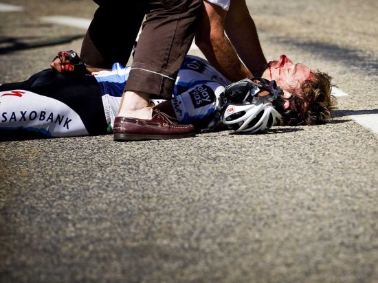BLODIG: Det så svært stygt ut da Jens Voigt smalt i asfalten i 80-90 kilometer i timen. Tyskeren kom fra det med kinnmensbrudd og hjernerystelse. Foto: Koen Van Weel / EPA