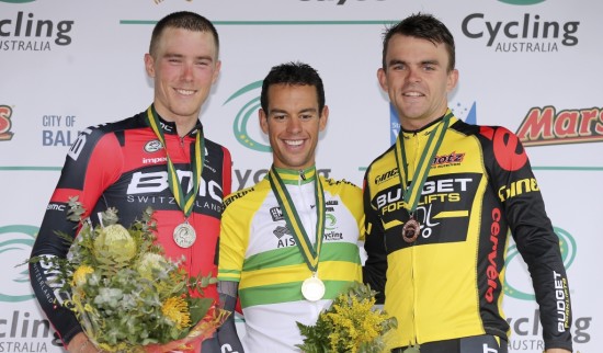 MIDTPUNKT: Han var definitivt ikke e mest storvokste på pallen, men Richie Porte viste seg likevel som klat sterkest. 