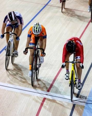 FØRST: Anita Yvonne Stenberg krysset målstreken først på fellesstarten i Canada. Foto: Ivan Rupes