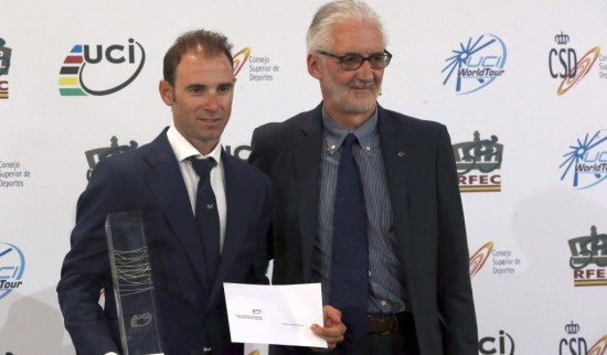VANSKELIGERE: President Brian Cookson og UCI innfører nytt poengsystem. Det gjør det mer utfordrende for Alejandro Valverde og andre sammenlagtryttere å vinne. Her poserer spanjolen med Cookson etter at Valverde fikk beviset på at han vant verdenstouren i fjor. Foto: Javier Lizon, EPA 