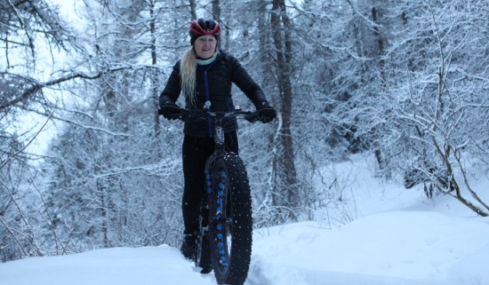 DROPPET TERRENGSYKKELEN: Linda Charlotte Gjerstad er en av flere som nå sverger til fatbike. 51-åringen har nylig kjøpt seg sin doning, og sier at sykkelen er et fantastisk verktøy for å komme seg ut i naturen. Foto: Kjetil R. Anda / procycling.no