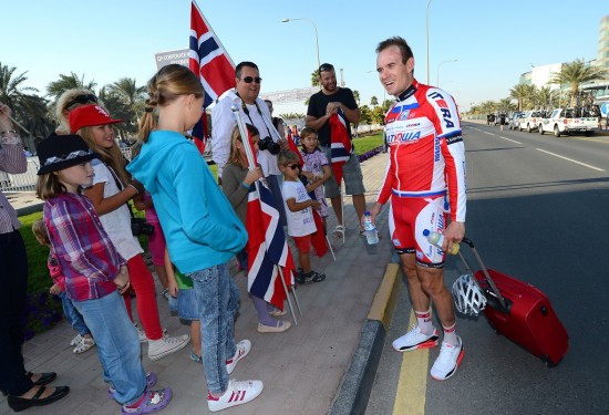 GIR OG FÅR: Alexander Kristoff tar seg alltid til til fansen. I helgen fikk han tilbakebetalingen i form av velfortjent heder. Foto: Tim De Waele (©TDWSport.com)