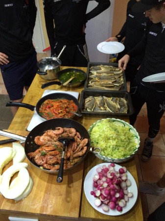 JA-MAT: Det er middagsbuffet som dette Atle Kvålsvoll og gutta i Sparebanken Sør nå vil se mer av. Foto: Privat