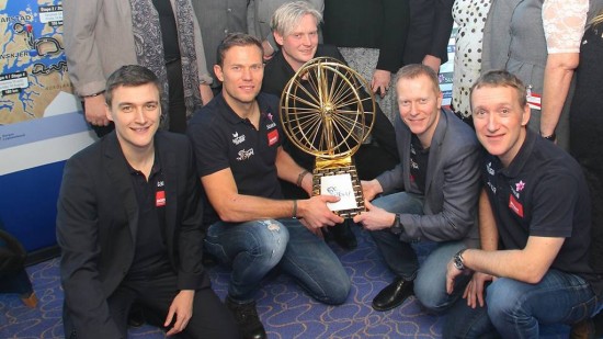 LAGARBEID: Med blant andre Thor Hushovd med på laget tror ASO-direktør Claude Rach (til venstre) og Knut-Eirik Dybdal (nummer to fra høyre) sterkt på at Arctic Race fortsetter i mange år. Foto: ASO / Frederik Finnes.