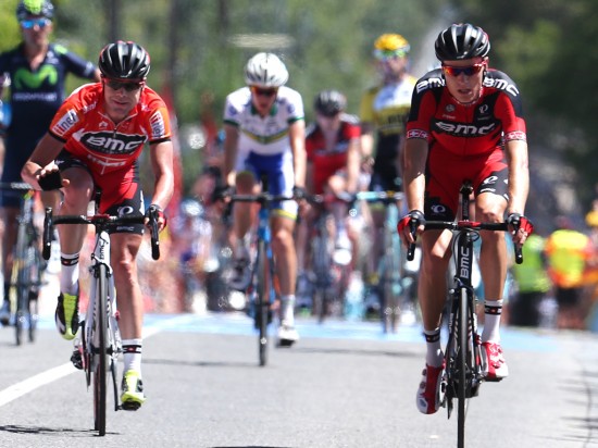 USKADD: Favoritten Cadel Evans ble hindret, men ikke skadd under fredagens mmassevelt. Foto: KT / Timde Waele