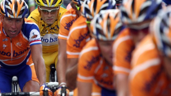 SENTRAL: Michael Rasmussen (i gult) ledet lenge Tour de France i 2007 før han havnet i dopinggarnet. Nå har han bidratt til å felle sin egen teamlege i Rabobank-laget. Foto: Joel Saget / Afp / NTB scanpix