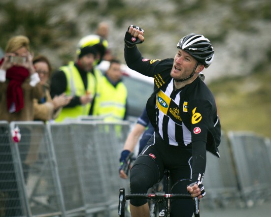 FØRST I ÅR: Nysignerte Stephen Cummings var sterkest opp den siste bakken og tok MTN Qhubekas første seier for 2015. FOTO: Jaime Reina / AFP