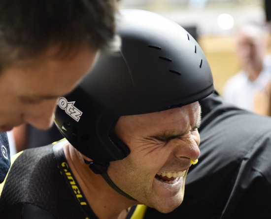 SMERETEFULLT: Australia's Jack Bobridge reacts in pain after his world record attempt to ride the furthest in one hour at the Darebin International Sports Centre in Melbourne on January 31, 2015. / Theo KARANIKOS / AFP PHOTO / NTB scanpix