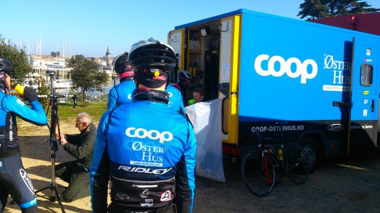 LASTEBIL: Også lagets lastebil er kledd i Coop-farger. FOTO: Coop ØsterHus