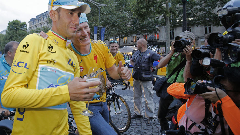 <b> FØR NEDTUREN:</b> Astana oppnådde stor sportslig suksess i fjorårets sesong, som kulminerte med en Tour de France-seier til Vincenzo Nibali. Like etterpå ble laget involvert i flere dopingskandaler. Nibali (avbildet) er ikke involvert i noen av dopingsakene. Foto: AP Photo/Christophe Ena