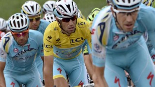I TRØBBEL: Vincenzo Nibali og Astana vant fjorårets Tour de France, men kan nå miste plassen i årets versjon av treukersrittet.  Her fra den sjuende etappen i 2014-utgaven. Foto: JEFF PACHOUD /Afp / NTB scanpix