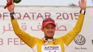 SEIERGLANS: Den gylne ledertrøya i Tour of Qatar tilhører Alexander Kristoff i alle fall fram til etter onsdagens tempoetappe. Foto: KIM LUDBROOK / Epa / NTB scanpix