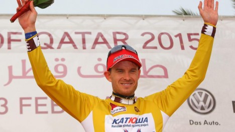 SEIERGLANS: Den gylne ledertrøya i Tour of Qatar tilhører Alexander Kristoff i alle fall fram til etter onsdagens tempoetappe. Foto: KIM LUDBROOK / Epa / NTB scanpix