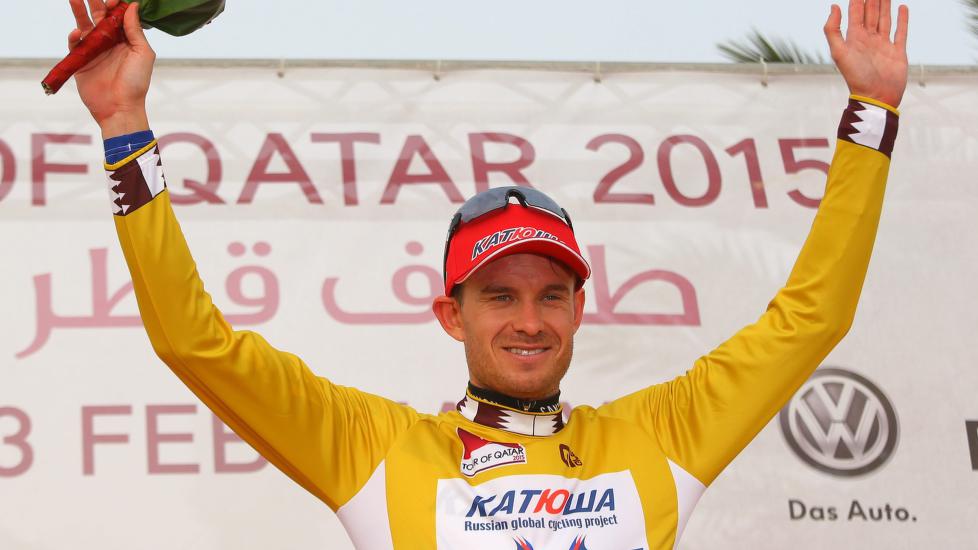 SEIERGLANS: Den gylne ledertrøya i Tour of Qatar tilhører Alexander Kristoff i alle fall fram til etter onsdagens tempoetappe. Foto: KIM LUDBROOK / Epa / NTB scanpix
