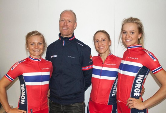 NY LEDER: Carl Erik Pedersen blir ny landslagsleder for kvinnene. Her under pressetreffet tirsdag sammen med Hitec-rytterne Emilie Moberg, Cecilie Gotaas Johnsen og Miriam Bjørnsrud. FOTO: Norges Cykleforbund
