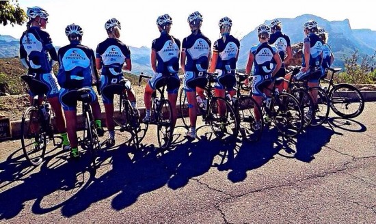FYSISKE TESTER: Hitec-jentene har gjennomført ulike fysiske tester under treningssamlingen på Gran Canaria. Her på en av fjelltoppene. Foto: Team Hitec Products.