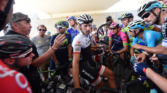 DIKSUSJON: Tom Boonen (lengst til høyre) og de andre sykkelproffene lot seg ikke presse til å fortsette etappen i ørkenheten. Foto: Tim de Waele (©TDWSport.com)