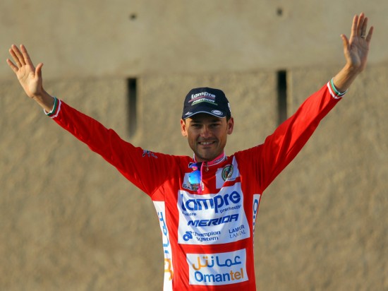 I LEDERTØYA: For Lampre-rytter Rafael Valls var det nok et spesielt øyeblikk da han mottok ledrtrøya i Tour of Oman. Foto: Kim Ludbrook / Epa / NTB scanpix