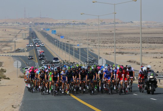 VINDFULLT: De åpne slettene bød på sterk vind under den første etappen av Tour of Qatar. FOTO: AFP
