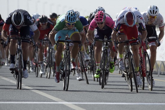 JEVNT: Kristoff tar en knepen seier foran Guardini og Pelucchi. FOTO: AFP