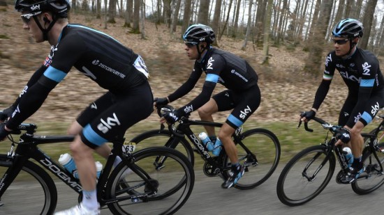 IMPONERTE: Lars Petter Nordhaug sykler som hjelper for sammenlagtfavoritt Richie Porte (midten) i Paris-Nice. Torsdag fikk stjernelaget til Team Sky hva de er gode for den første testen i tøft fjellterreng. Foto: Lionel Bonaventure / Afp / NTB scanpix