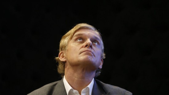 KREVER RESULTATER: Eier av sykkellaget TInkoff-Saxo, Oleg Tinkov, var ikke fornøyd med innledningen på sesongen, og kommanderte Bjarne Riis tilbake i følgebilen under etapperittet Tirreno Adriatico. Peter Sagan svarte med å ta årets første seier. (AP Photo/Sang Tan)