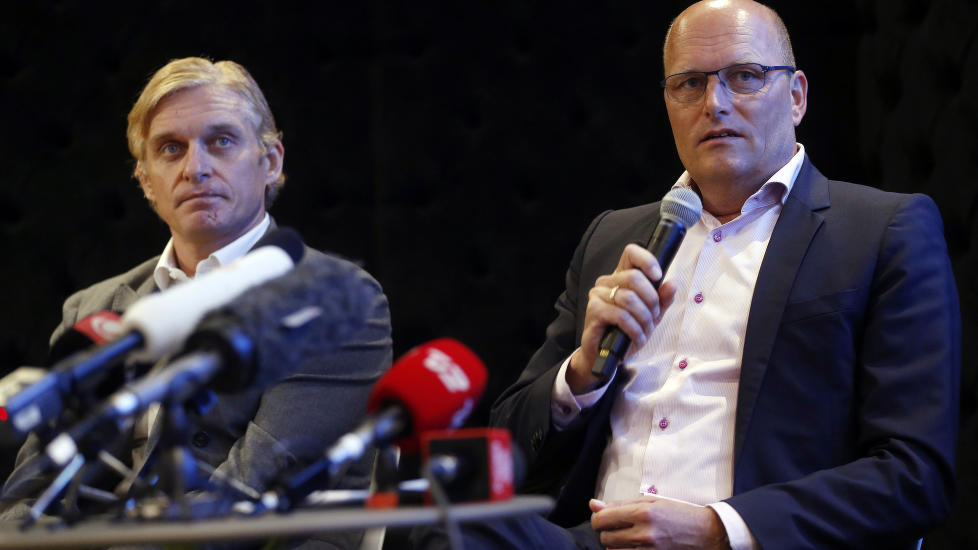 <b>SIRKUS TINKOV:</b> Danske kommentatorer har bare ventet på at det skulle skjære seg mellom Oleg Tinkov og Bjarne Riis. Nå er sistnevnte suspendert fra laget etter sportslig uenighet. - Dette tror jeg aldri har skjedd før, uttaler Bjarnes danske kollega, Brian Holm. (AP Photo/Sang Tan)