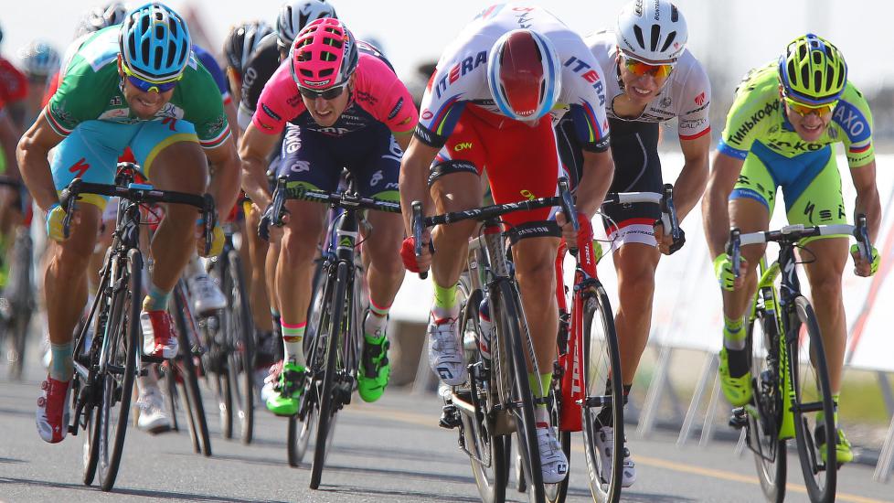 <b>BRUDD:</b> Alexander Kristoff fikk aldri muligheten til å spurte om seieren, ettersom bruddet holdt helt inn. Foto: EPA/KIM LUDBROOK