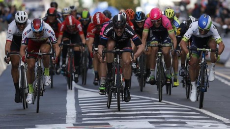 <b>DUKKER ALLTID OPP:</b> John Degenkolb er en av Alexander Kristoffs argeste konkurrenter. Her snapper han Milano-Sanremo-seieren fra nordmannens hender. Men tyskeren er ikke like rask som Katjusja-rytteren, så hvordan får han det til?  AFP PHOTO / VALERY HACHE