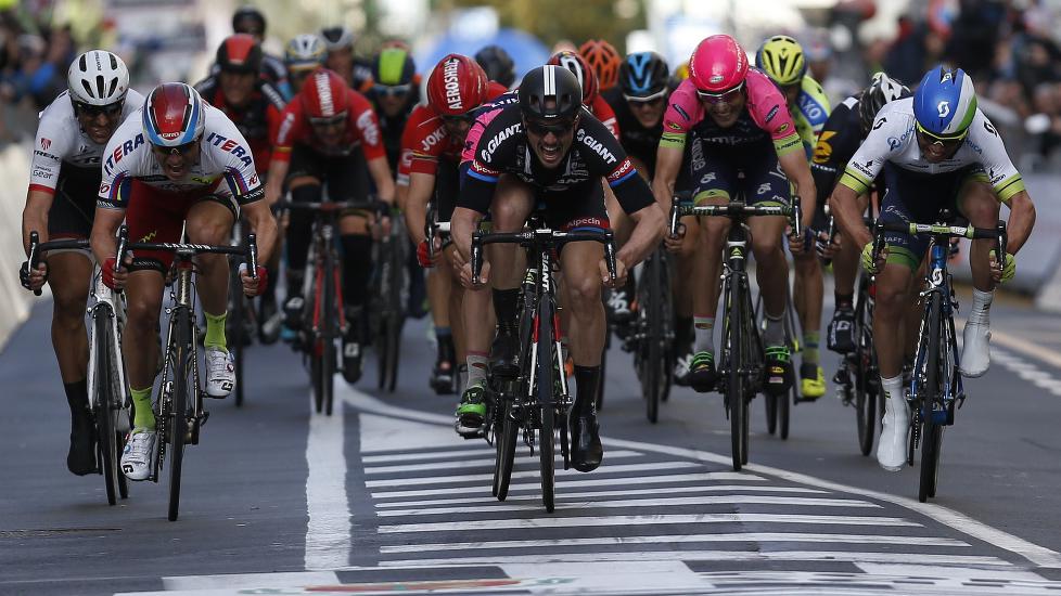 <b>DUKKER ALLTID OPP:</b> John Degenkolb er en av Alexander Kristoffs argeste konkurrenter. Her snapper han Milano-Sanremo-seieren fra nordmannens hender. Men tyskeren er ikke like rask som Katjusja-rytteren, så hvordan får han det til?  AFP PHOTO / VALERY HACHE
