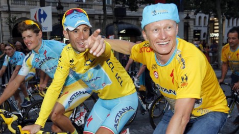 KNUST IDYLL: Vincenzo Nibali vant Tour de France i fjor. Nå ser det ut til at han og lagsjef Aleksandr Vinokurov kan se langt etter å forsvare tittelen. Foto: Jean-Paul Pelissier / Reuters / NTB scanpix