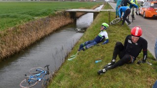<b>KASTET AV SYKKELEN:</b> En del ryttere kjempet en håpløs kamp mot kastevindene under søndagens Gent-Wevelgem. Kun 39 av snaue 200 startene kom til mål. FOTO: Tim De Waele/TDWSPORT.COM