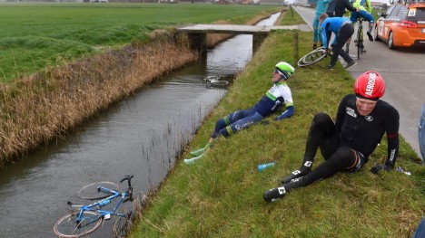 <b>KASTET AV SYKKELEN:</b> En del ryttere kjempet en håpløs kamp mot kastevindene under søndagens Gent-Wevelgem. Kun 39 av snaue 200 startene kom til mål. FOTO: Tim De Waele/TDWSPORT.COM
