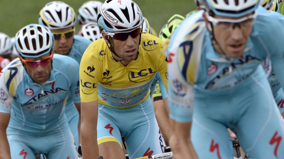 I TRØBBEL: UCI ønsker å frata Astana WorldTour-lisens. Det kan få store konsekvenser for fjorårets Tour de France-vinner Vincenzo Nibali. Foto: JEFF PACHOUD (Scanpix/Afp)