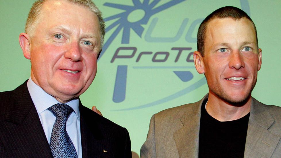 SKJULTE DOPING: Tidligere sykkelpresident Hein Verbruggen (til venstre) og Lance Armstrong skal ha samarbeidet om å dekke over sistnevntes dopingbruk. Her fra Paris i 2003. Foto: Franck Fife / Afp / NTB scanpix