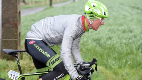 DÅRLIG VÆR: Kristoff Skjerping og de andre rytterne som startet Gent-Wevelgem skulle nok ønsket seg litt bedre vær. Kastevinder gjorde at flere ryttere veltet. Foto: Slipstream Sports