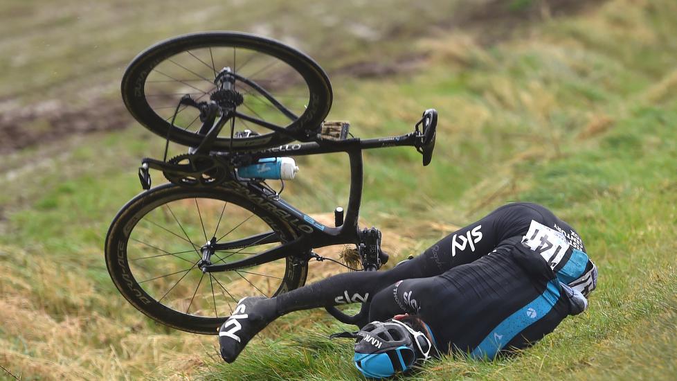 <b>TATT AV VINDEN:</b> Etter at naturkreftene skjøv Geraint Thomas utenfor veiskulderen, tok tyngekraften over showet. Heldigvis skadet ikke briten seg, og var i stand til å avslutte rittet på tredjeplass. FOTO: Tim De Waele/TDWSPORT.COM