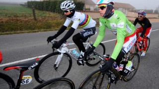 <b>BRUTAL VÅR:</b> Paris-Nice, E3 Harelbeke og Gent-Wevelgem har blitt preget av dårlig vær og mye gjørme. I De Panne er det meldt vind med storm i kastene under første dag av tredagersrittet. FOTO: Tim De Waele/TDWSPORT.COM