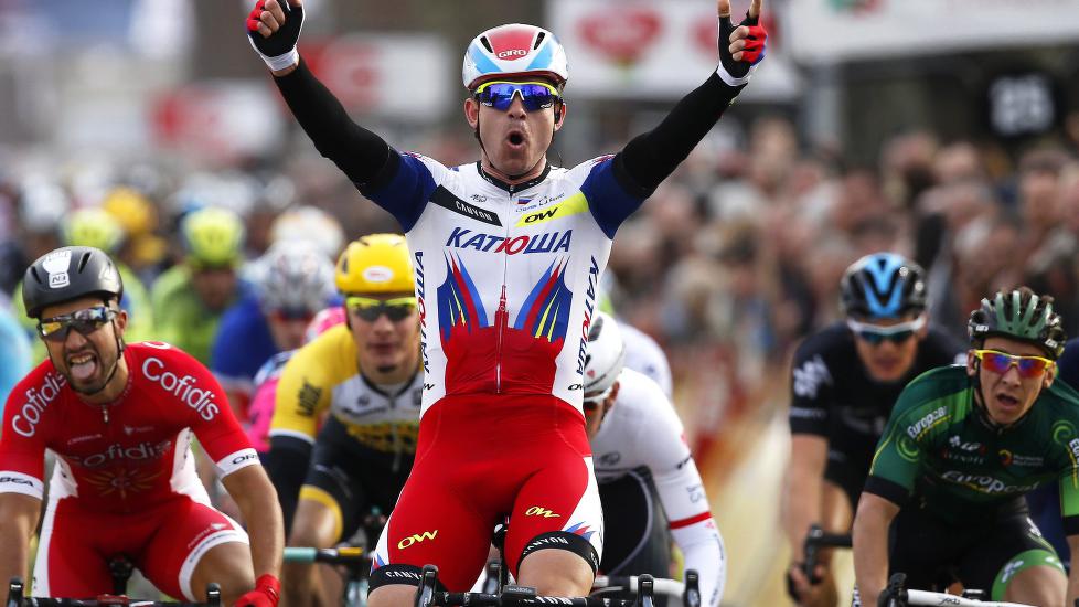 <b> LEKTE SEG: </b> Alexander Kristoff var overlegen på den første etappen av Driedaagse De Panne, med god hjelp av en råsterk Sven Erik Bystrøm.  Foto: EPA/SEBASTIEN NOGIER