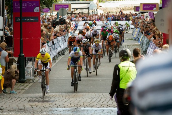 OPPGRADERT: Ladies Tour of Norway har allerede blit oppgradert til UCI 2.1-status i 2016. Her fra da Megan Guarnier (Boels Dolmans) og Amanda Spratt (Orica AIS) holdt helt inn til mål på den første etappen av Ladies Tour of Norway. Foto: Eventfotografene