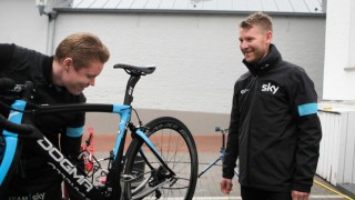 ELSKER NY ROLLE: - Skal jeg stå og instruere de gutta her, ler Gabriel Rasch når procycling.no skal ta bilde. Nordmannen elsker sin nye rolle som sportsdirektør i Team Sky, og hylles av sine underordnede: - Best boss ever. FOTO: Kjetil R. Anda / procycling.no