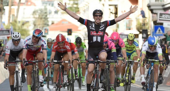 <b>SIKKER PÅ KRISTOFF-SEIER:</b> Vinneren av Milano-Sanremo, tyske John Degenkolb, fikk seg en overraskelse da han hentet igjen Alexander Kristoff på oppløpet. Foto: AP Photo/Daniel Dal Zennaro, Ansa