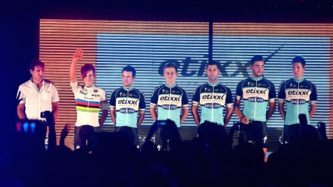 <b>HVEM BLIR?</b> Som verdensmester er Michal Kwiatkowski en ettertraktet mann hos andre lag. Også Mark Cavendish (nummer to fra venstre) og flere andre Etixx-Quick Step-stjerner kan forhandle med andre lag fram mot sommeren. FOTO: Tim De Waele/TDWSPORT.COM