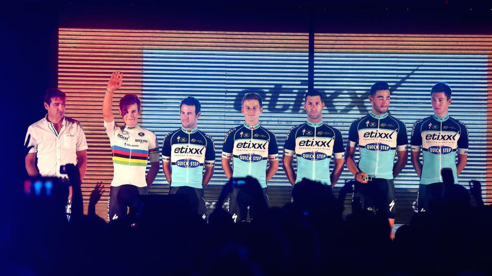 <b>HVEM BLIR?</b> Som verdensmester er Michal Kwiatkowski en ettertraktet mann hos andre lag. Også Mark Cavendish (nummer to fra venstre) og flere andre Etixx-Quick Step-stjerner kan forhandle med andre lag fram mot sommeren. FOTO: Tim De Waele/TDWSPORT.COM