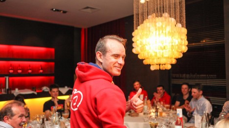 SKÅL! Alexander Kristoff var i feststemt humør men svært sliten etter kraftanstrengelsen søndag. Nordmannen feiret sammen med familie og lagkamerater på hotellet i Kortrijk. FOTO: Kjetil R. Anda / procycling.no
