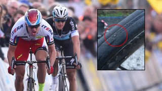 <b>UPS!</b> Alexander Kristoffs mekaniker oppdaget en metallbit som sto ut av dekket hans etter seieren i Flandern rundt. - En punktering i finalen hadde vært en katastrofe, sier Stavanger-mannens trener og stefar, Stein Ørn. FOTO: Tim De Waele/Philippe Maertens, Katjusja