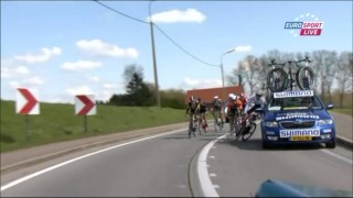 <b>DEN FØRSTE SMELLEN:</b> Publikum langs løypa i Flandern rundt fikk med seg denne smellen og buet senere mot de blå Shimano-bilene. FOTO: Skjermdump med tillatelse fra Eurosport Norge